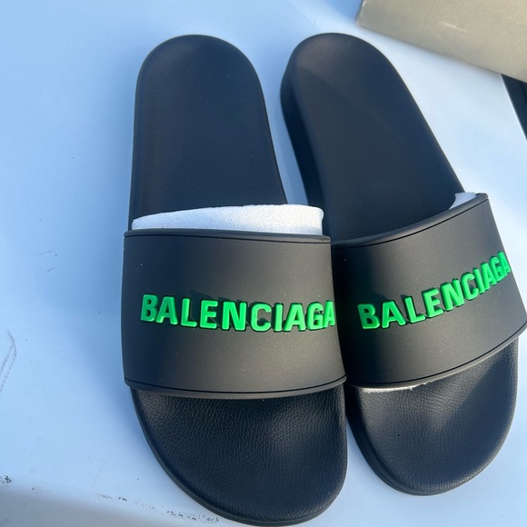 Men’s slides - Picture 2 of 4